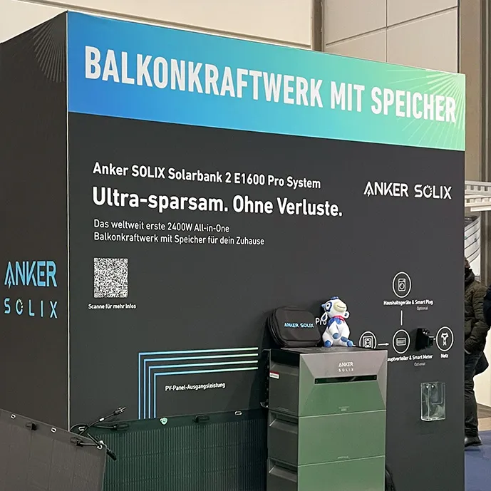 Messestand von Anker Solix, Wand mit Batteriespeicher davor