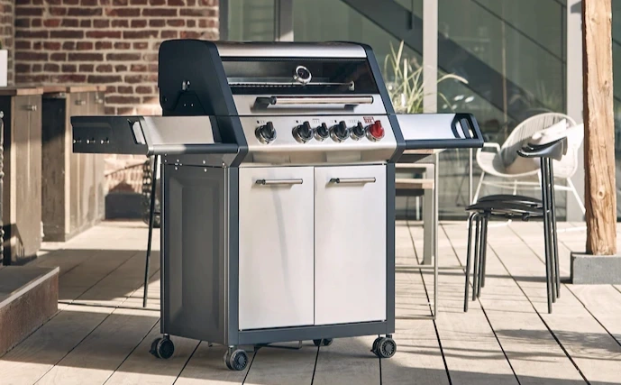 Enders Gasgrill auf einer überdachten Terrasse