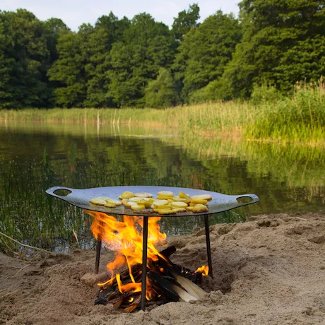 Petromax Grill- und Feuerschale FS48 am Seeufer mit Feuer