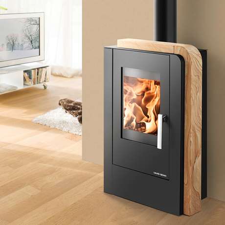 Ein kompakter schwarzer Ofen mit Holzverkleidung, in einem modernen Wohnzimmer. Ein kompakter schwarzer Ofen mit Holzverkleidung, in einem modernen Wohnzimmer.
