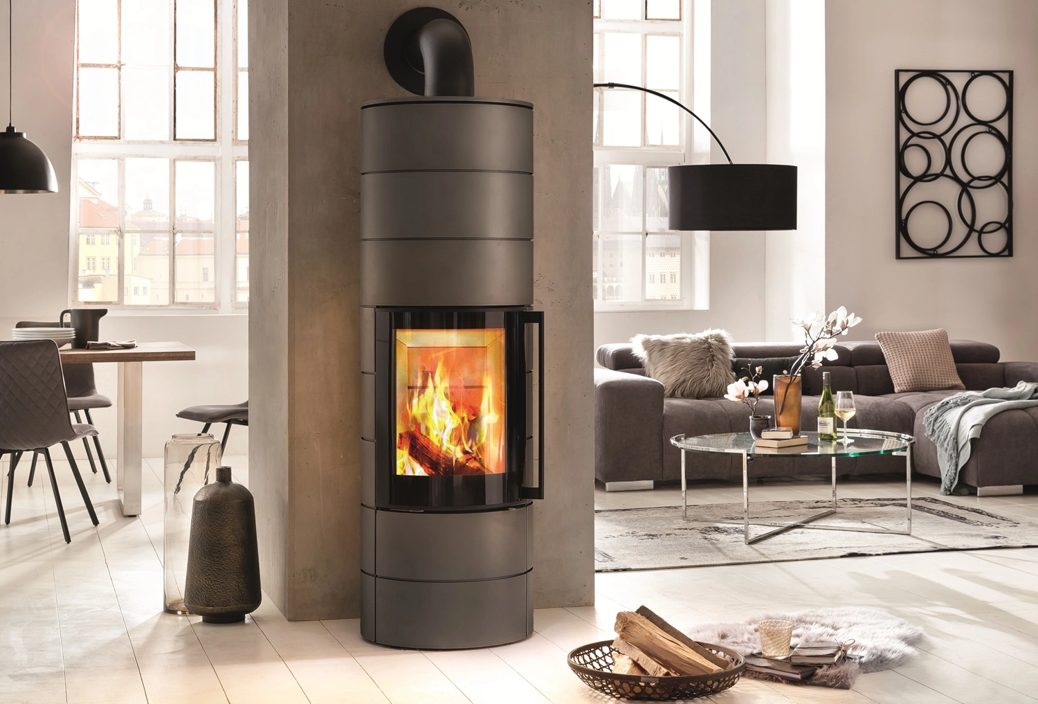 Kaminofen Spartherm ambiente a4 mit runder Grundfläche und Stahlverkleidung in Titan-Optik