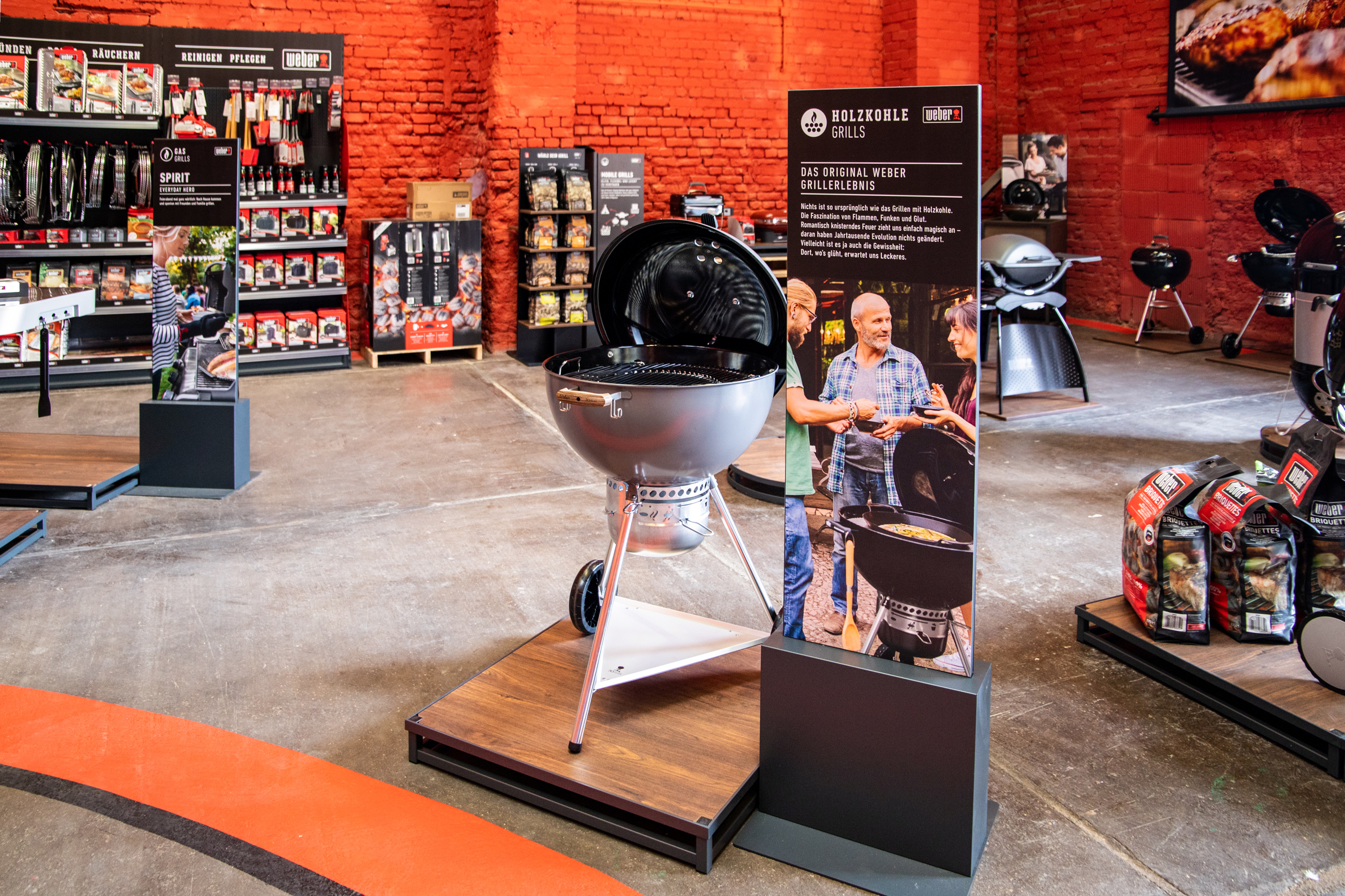Einblick in die Petromax-Ausstellung mit Kühlboxen, Dreibein, Dutch Oven und weiterem Zubehör