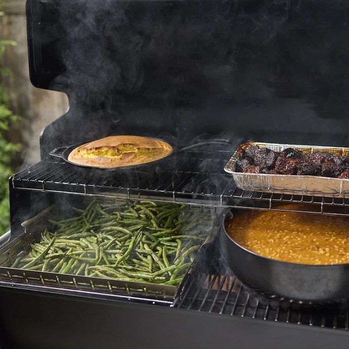 Weber Smoker-Grill mit Speisen auf verschiedenen Ebenen
