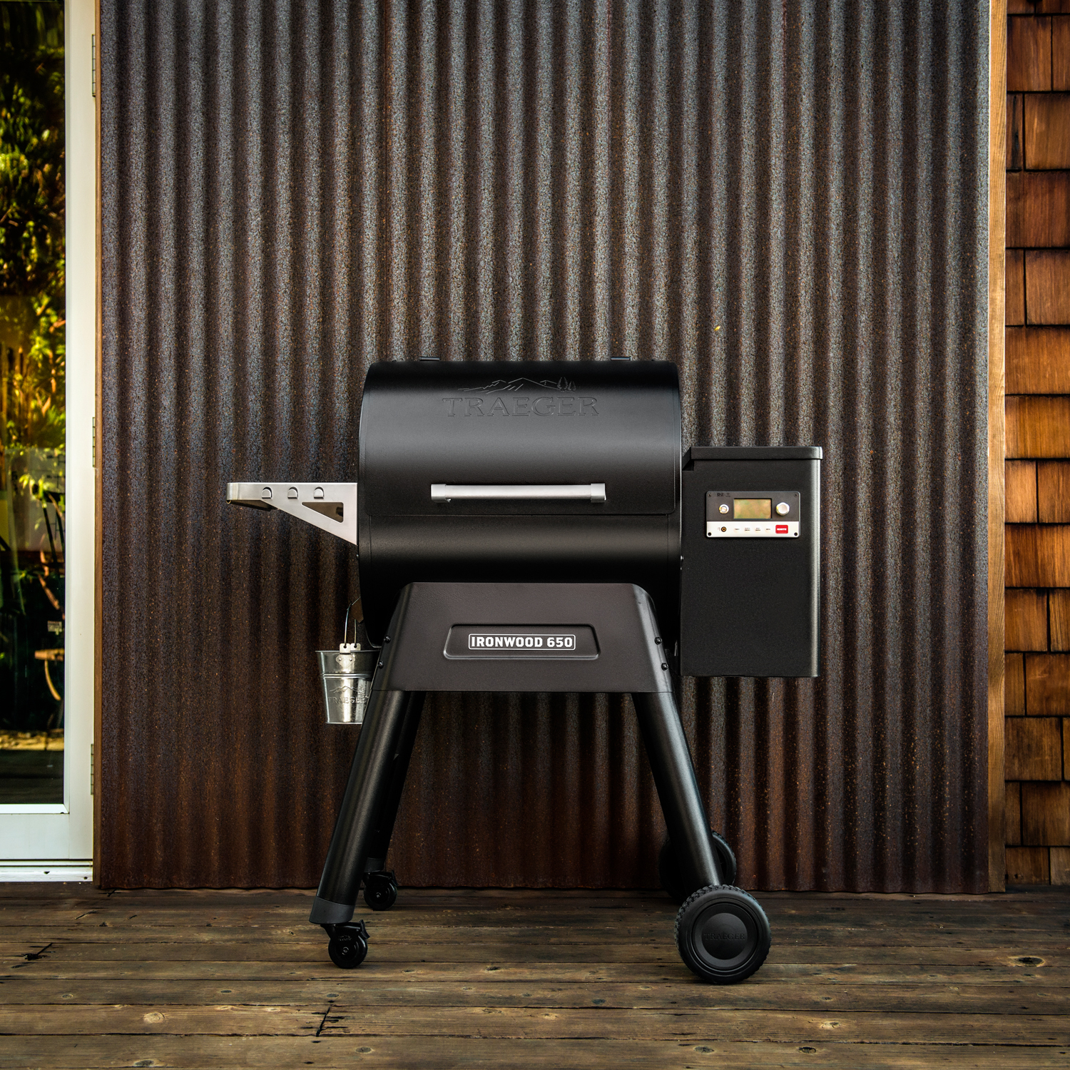 Traeger Ironwood 650 inkl. Abdeckhaube & klappbare Frontablage