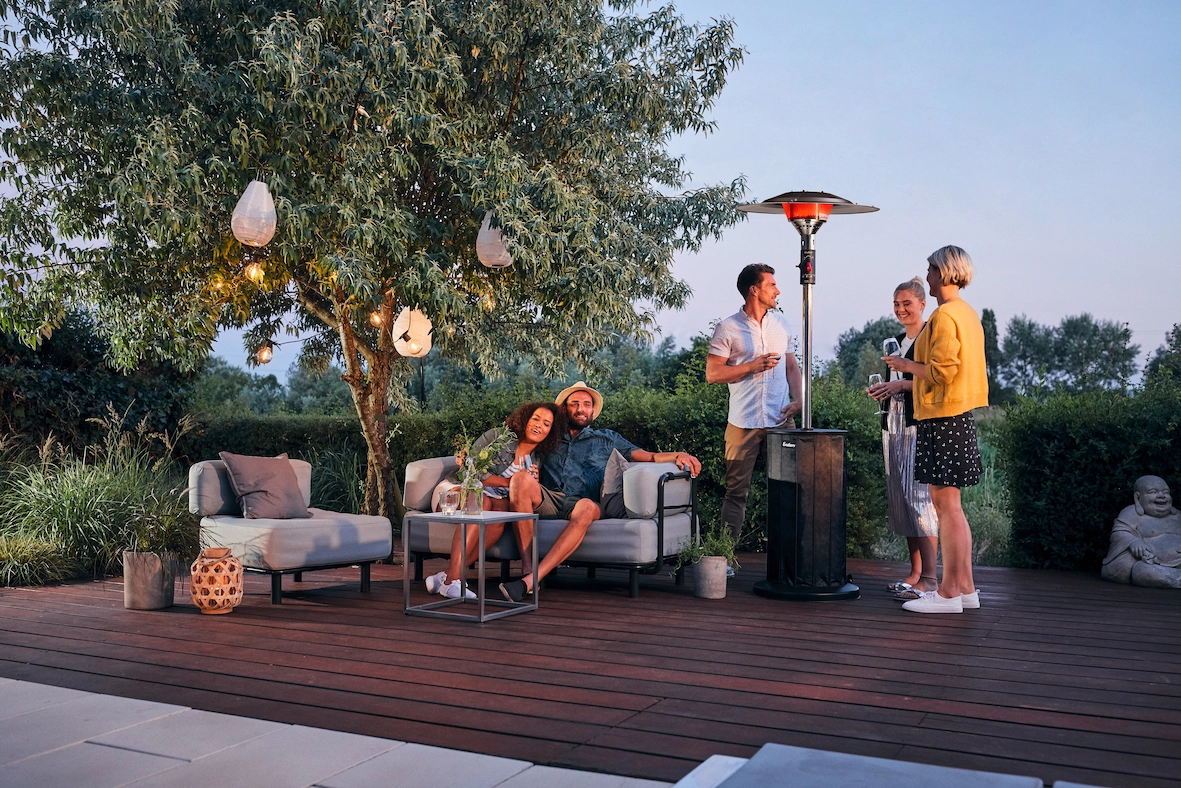 Gas-Heizstrahler von Enders in einem Garten mit mehreren Menschen