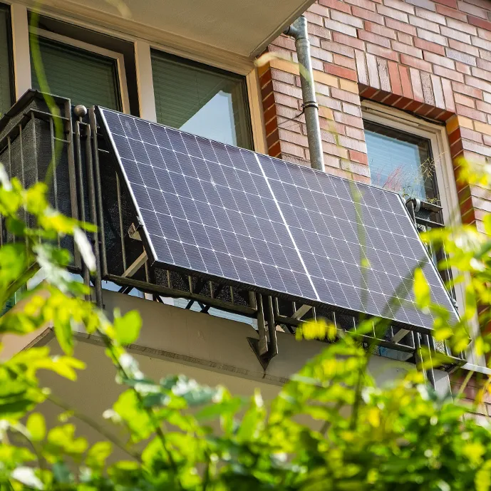 Modernes Haus mit Balkon und daran ein Balkonkraftwerk aus zwei Modulen