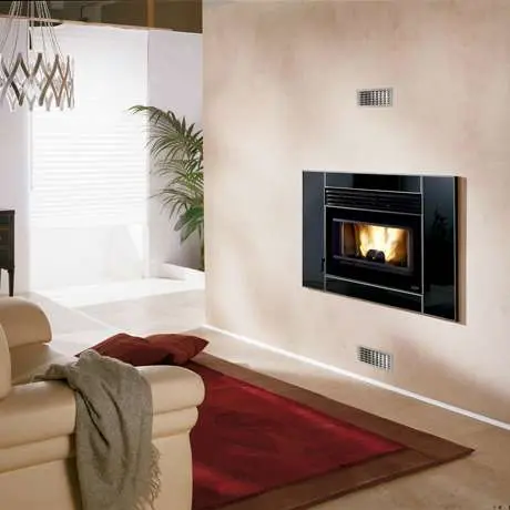 Moderner wandmontierter Kamin mit brennendem Feuer in einem stilvollen Wohnzimmer. Moderner wandmontierter Kamin mit brennendem Feuer in einem stilvollen Wohnzimmer.