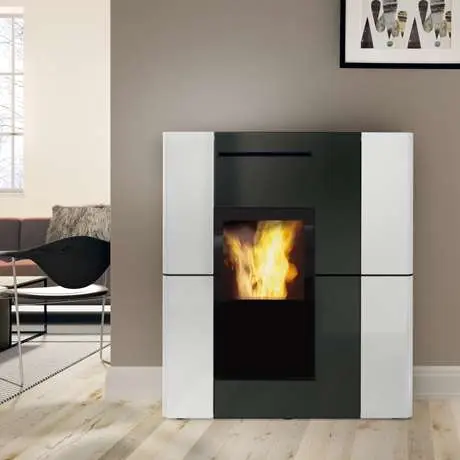 Poêle à granulés moderne avec parois blanches dans un salon élégant.