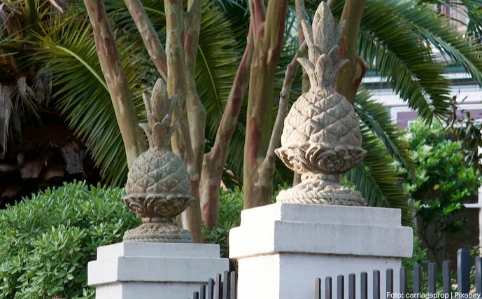 Toreinfahrt mit Annanasskulpturen in South Carolina