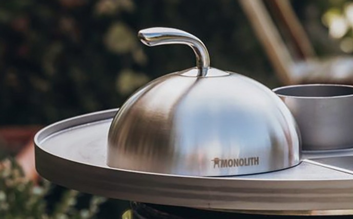 Glocke, auf französisch auch Gloche genannt aus Stahl, um Grillgut abzudecken