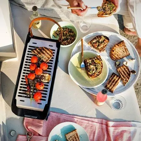 Gegrilltes Gemüse und Brot auf einem Grillrost bei einem Picknick