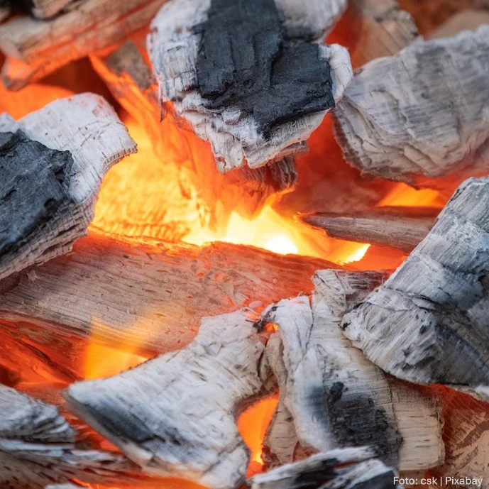 Weiß glühende Holzkohle