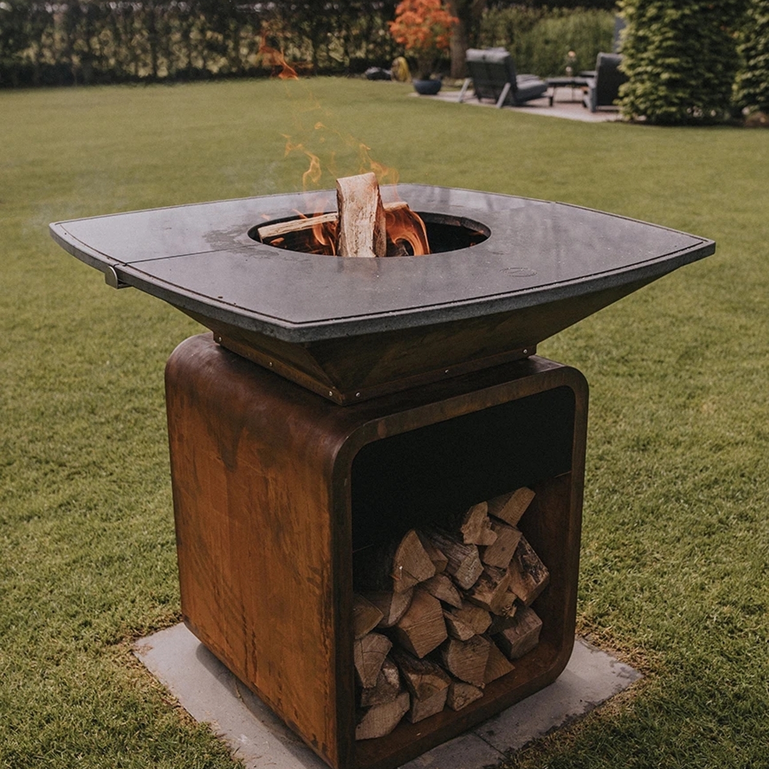 Moesta One Fireplace Corten mit Guss Grillplatte