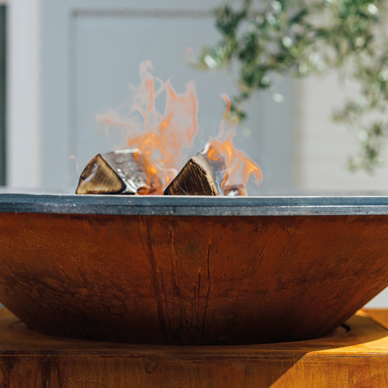 OFYR Island Corten 100 Grill & Feuerstelle mit Arbeitsplatte Teakholz
