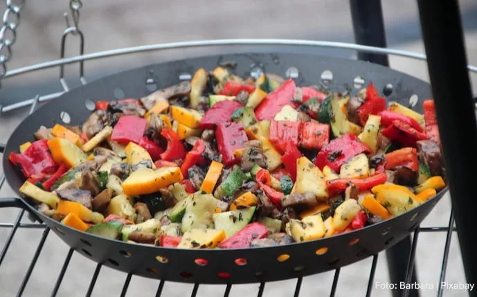 Große Grillpfanne mit buntem Gemüse
