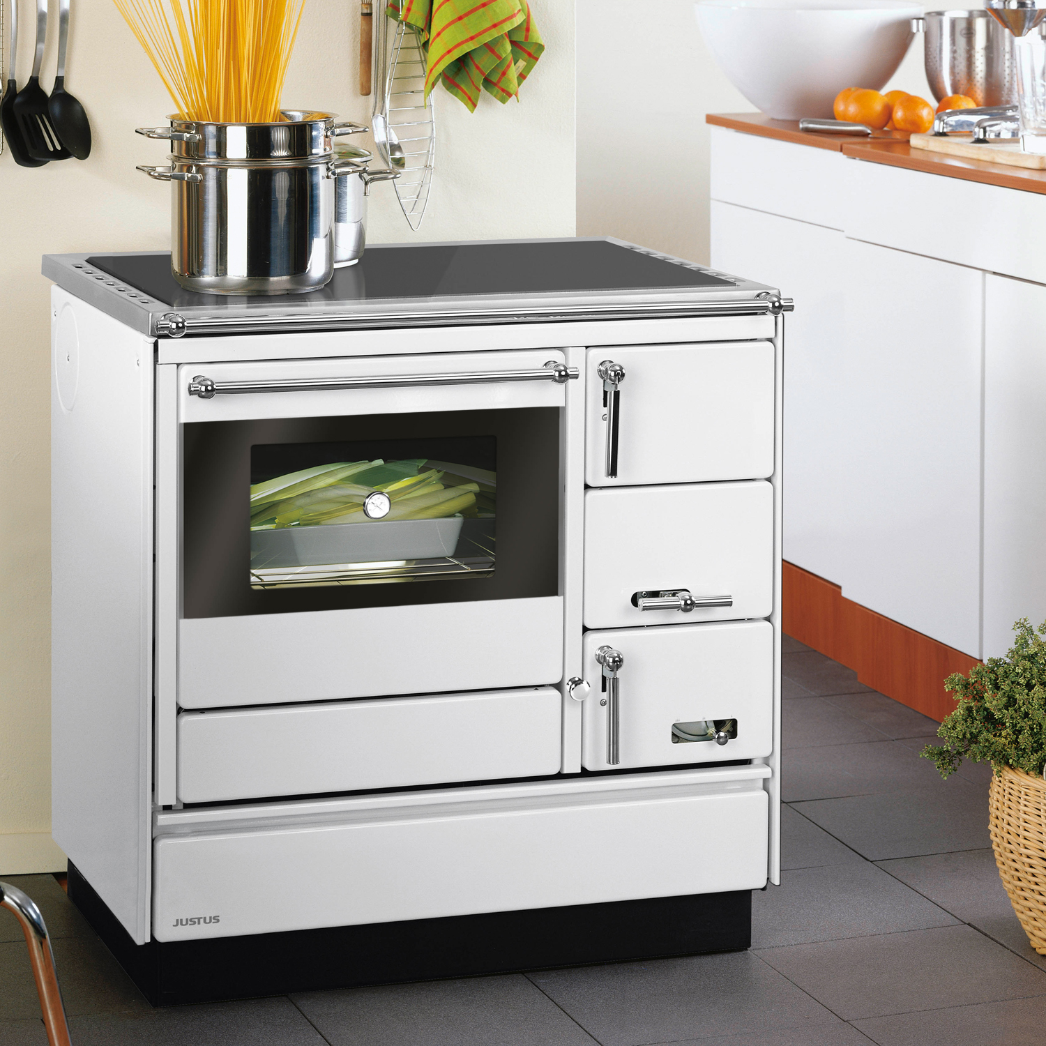 Justus Linz cuisinière à bois blanc chromé, gauche