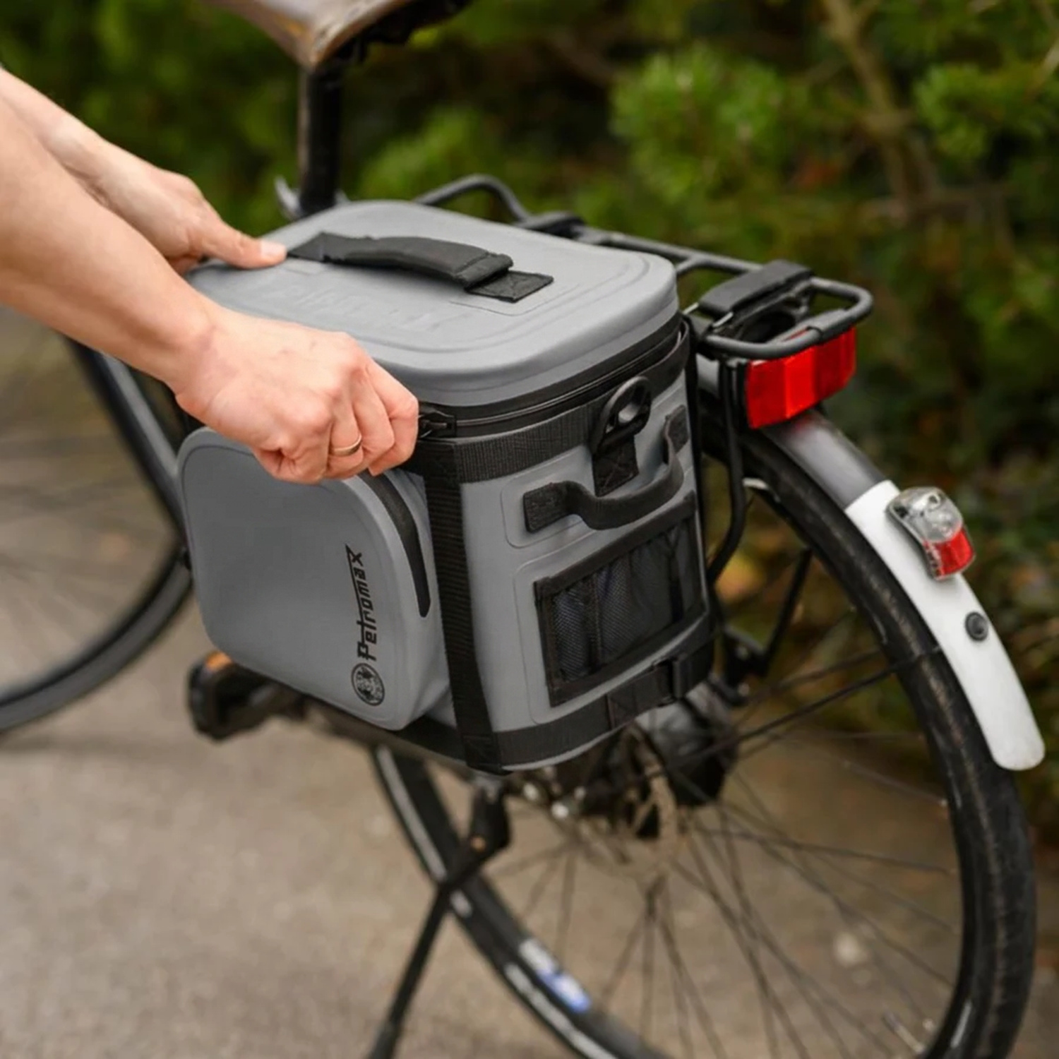 Petromax Kühltasche 22 Liter Grau mit Kühlakku