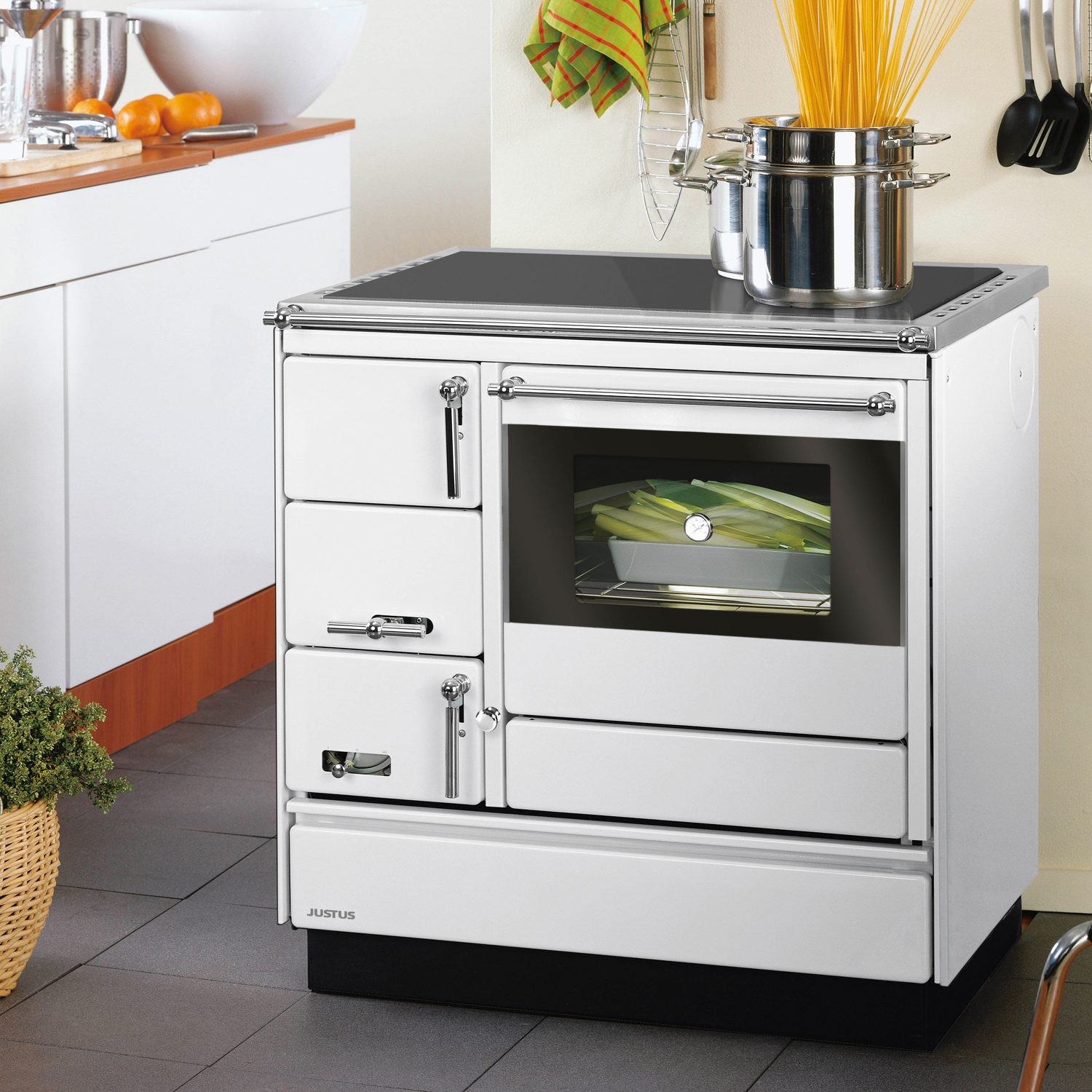 Justus Linz cuisinière à bois blanc chromé, droite