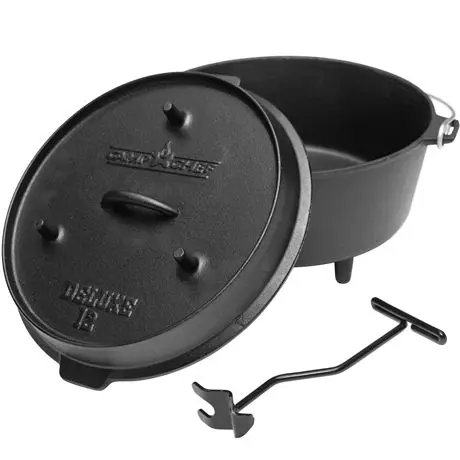 Camp Chef Dutch Oven mit Deckel und Hebegriff auf einem Rasen