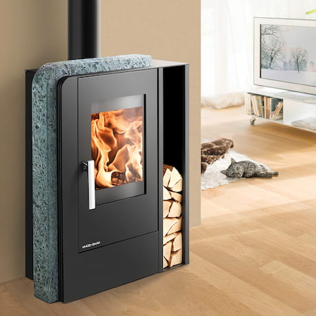 Elegnter flacher Kaminofen mit charakteristischen Natursteinverkleidung und Holzfach