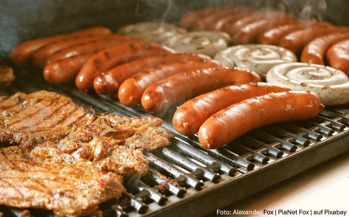 Ein Grillrost voll mit Würsten und Fleisch