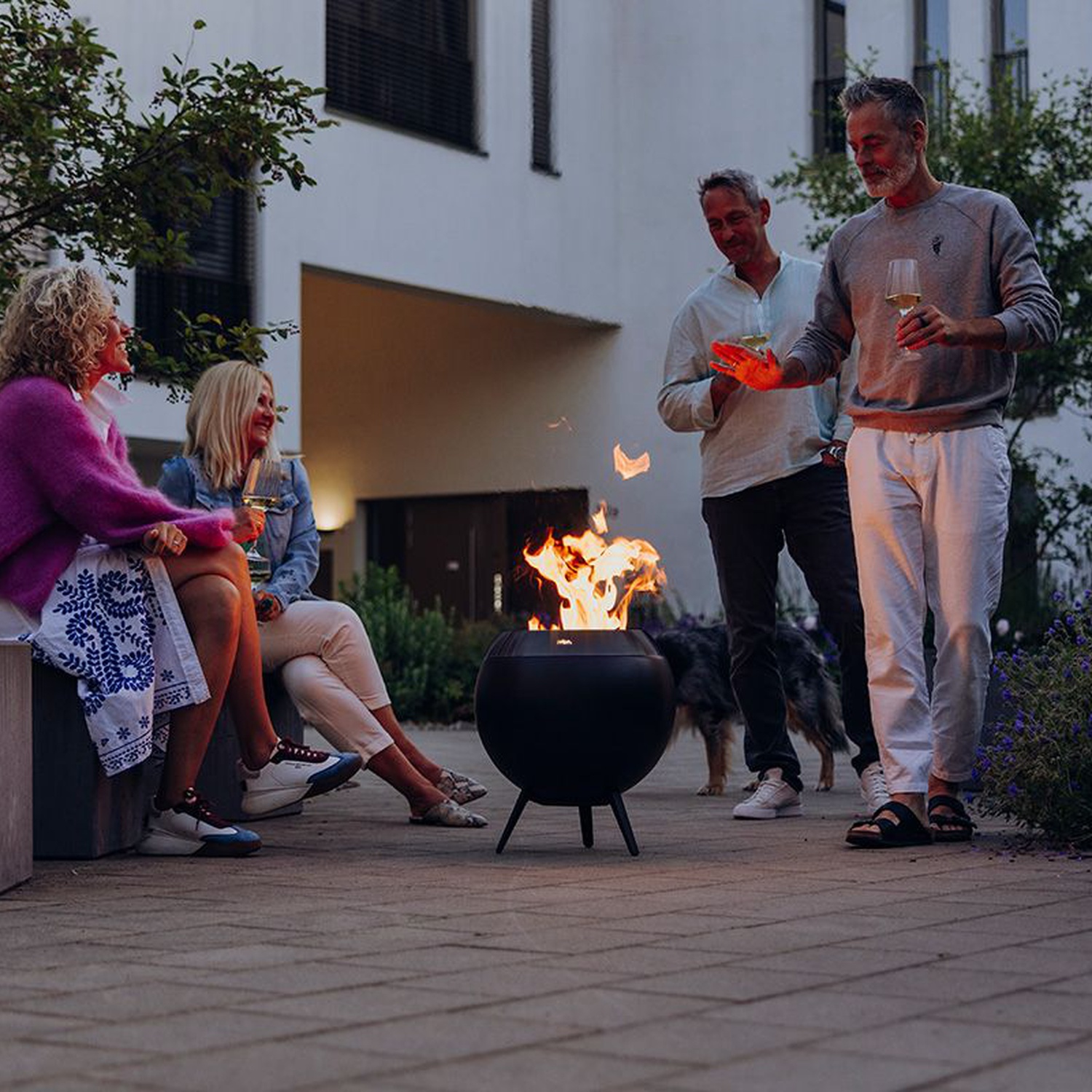 höfats MOON 45 all black Feuerkorb mit niedrigem Fuß