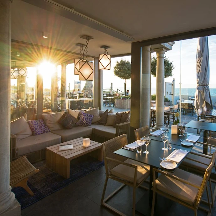 Deckenheizstrahler für eine überdachte Terrasse eines Restaurants