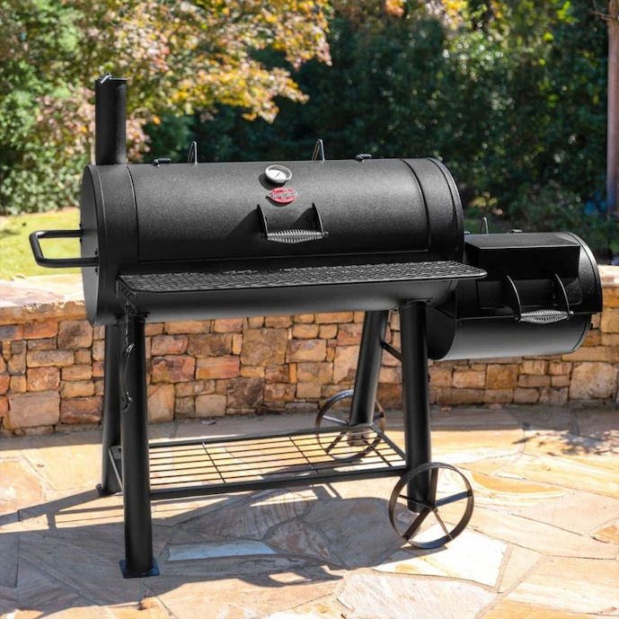 Char-Griller Competition Pro Offset-Smoker und Holzkohlegrill in einem Garten