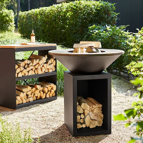 OFYR Classic Storage Grill- und Feuerstelle aus Cortenstahl im Garten