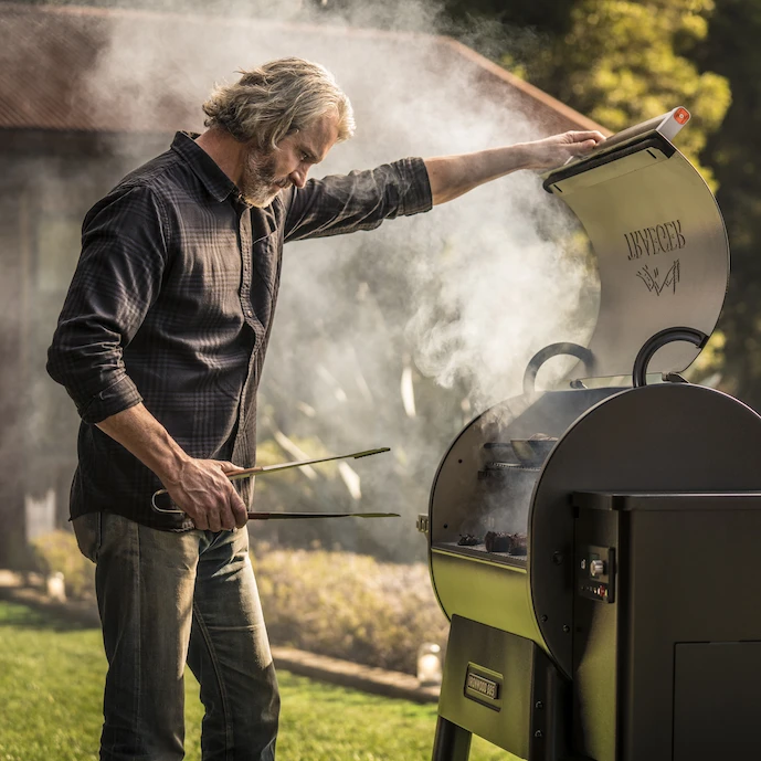 Mann an einem Traeger Ironwood