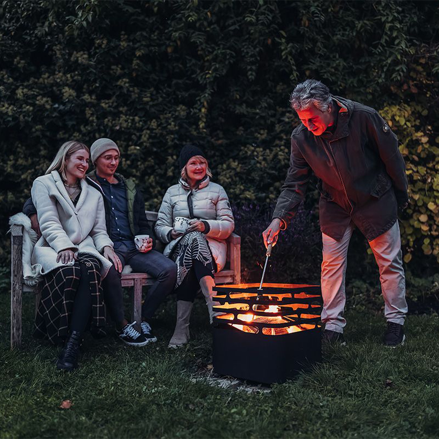 höfats Schürhaken mit Flammenbläser auf Edelstahlfuß