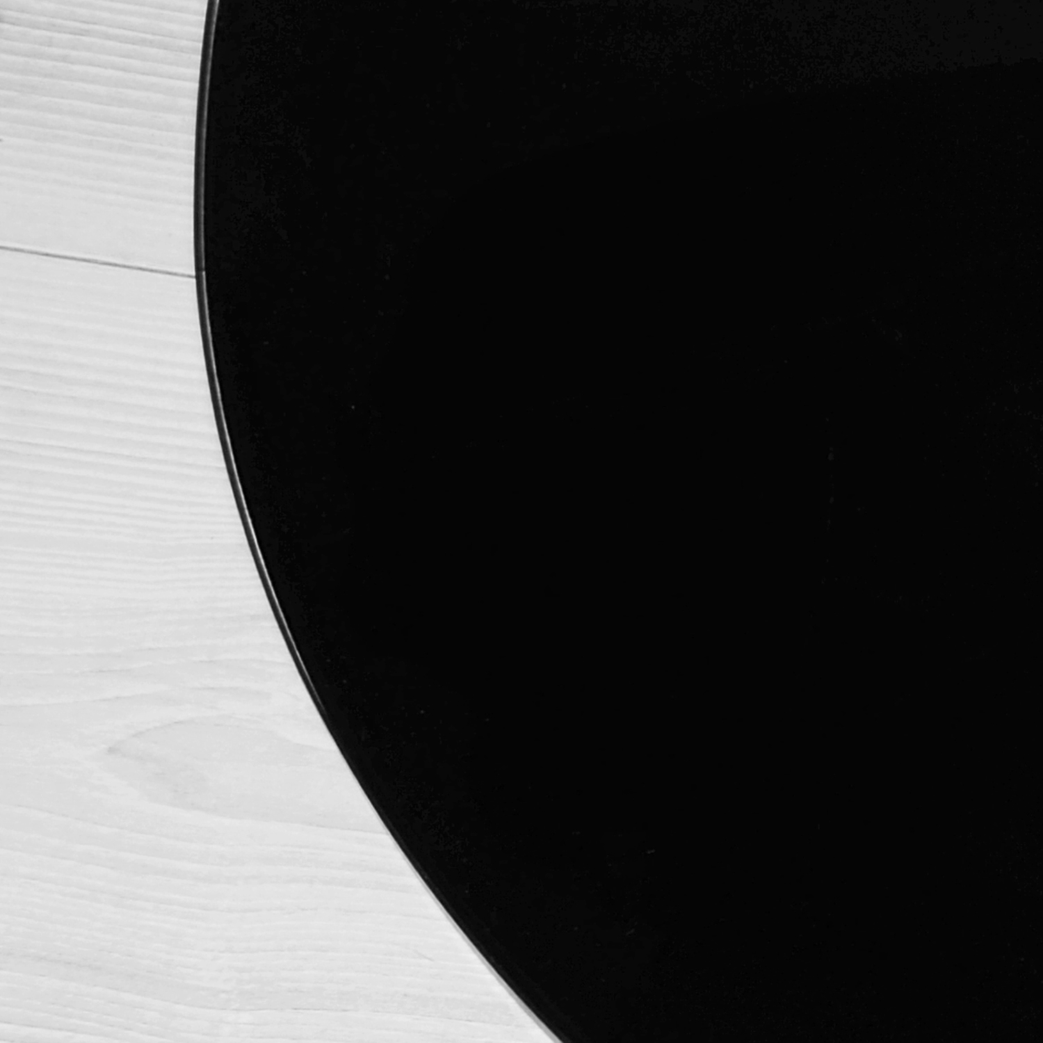 La plaque de verre pour poêle La Nordica, taille moyenne, noire.