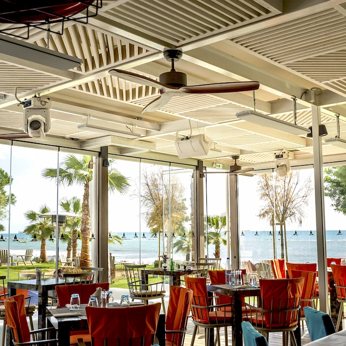 Heizstrahler Eleganz von Heatstripe an der Decke im Wintergarten eines Restaurants