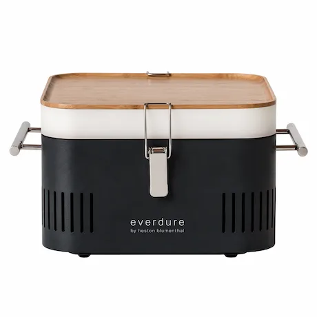 Schwarzer tragbarer Grill mit Holzdeckel und Metallgriffen