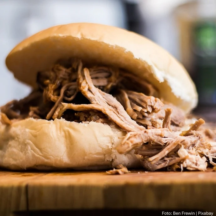 Pulled Pork in einem Brötchen