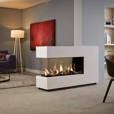 Moderner Gaskamin mit Glasumrandung in einem eleganten Wohnzimmer.