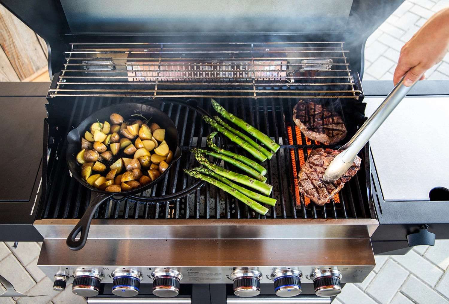Gasgrill FEUERGOTT Hektor 4B-S mit Fleisch, Spargel und Kartoffeln