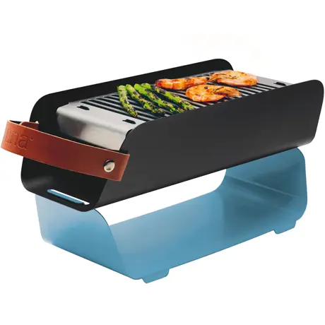 Una Grill in Pastellblau mit Gemüse und Garnelen auf dem Rost Una Grill in Pastellblau mit Gemüse und Garnelen auf dem Rost