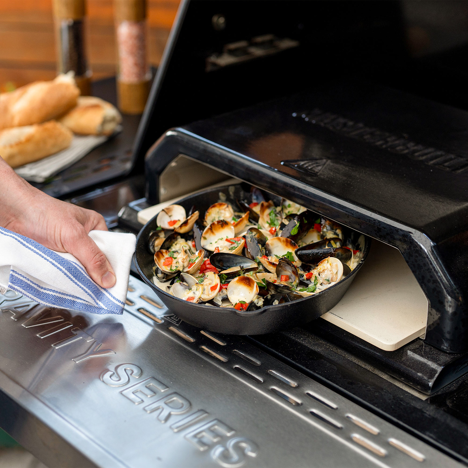 Masterbuilt Gravity Series 1150 Digitaler Holzkohlegrill & Smoker
