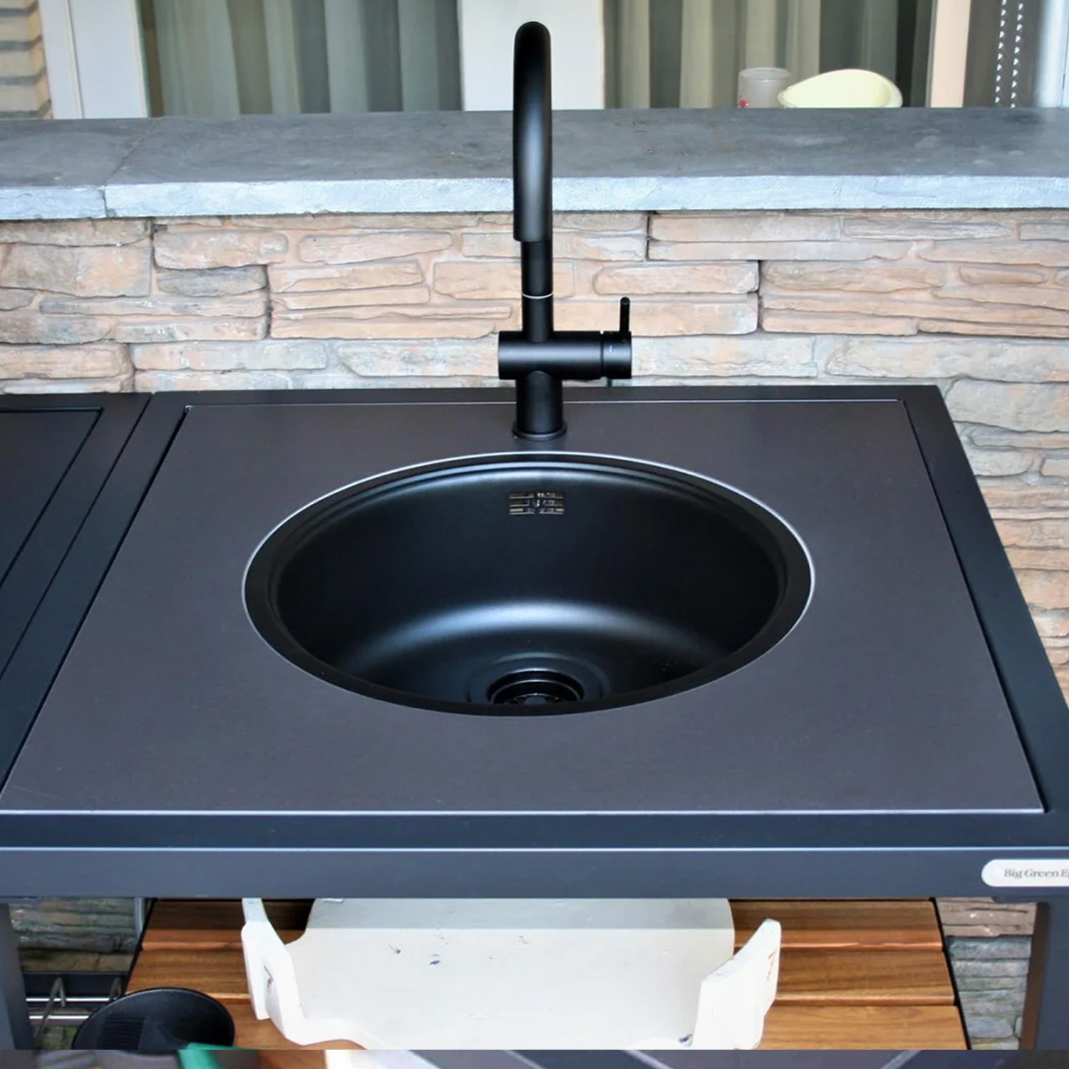 Big Green Egg Arbeitsplatte mit Ausschnitt für Spülbecken schwarz