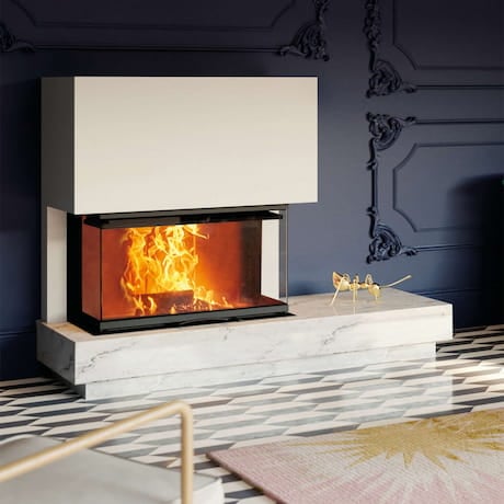 Insert large avec habillage blanc devant un mur bleu-gris et feu vif