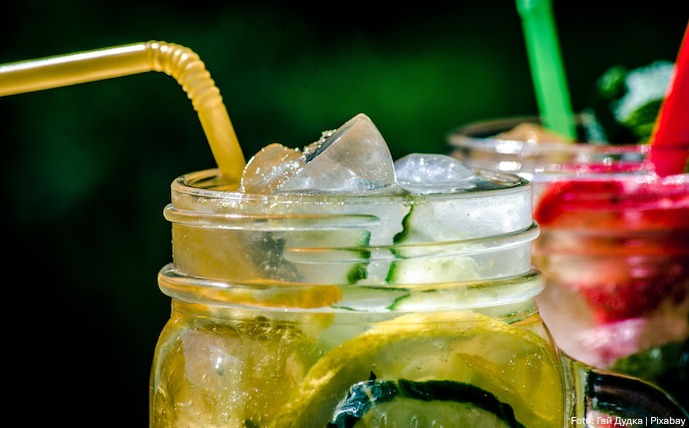 Selbstgemachte Limonade im Schraubglas mit Trinkröhrchen