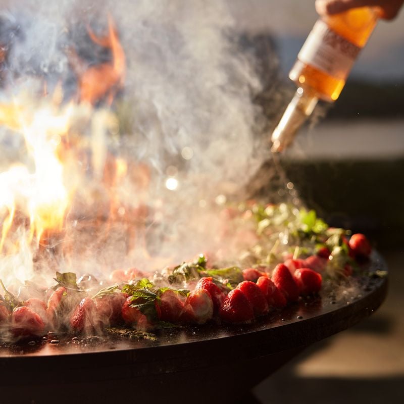 OFYR Island Corten 85 – Grill und Feuerstelle mit Keramik-Arbeitsplatte im Garten
