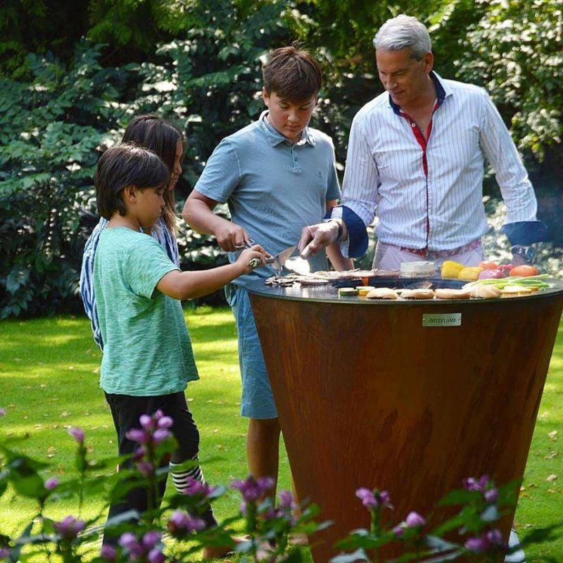 Arteflame One 40 Air – Feuerstelle mit heißer Grillplatte im Einsatz