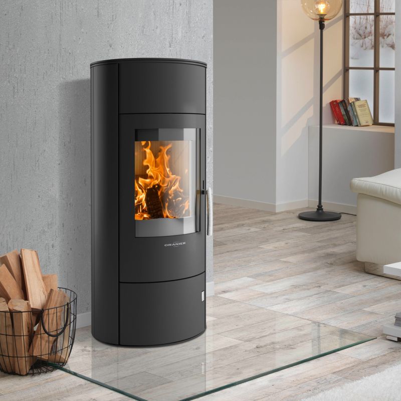 Schwarzer Kaminofen Oranier Polar W 20 mit Holzfach